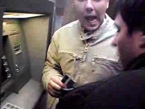 Sandu Nebunu scoate bani din bancomat cu card de METRO