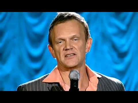 "Kabaret z Pazurem" czyli Cezary Pazura parodiujący i wyśmiewający się z  Adama Michnika