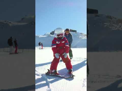 Today, Charlotte is teaching us the right technique of pizza riding. 🍕 #skiing #feelaustria