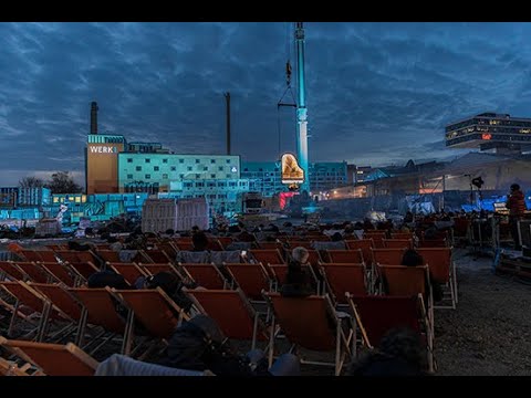 Spezial-Einsatz für BKL: Mobilbaukran wirkt bei Konzert mit.
