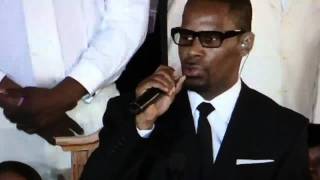 R.Kelly performs at Whitney Houston Funeral ,&quot; I look to you&quot;