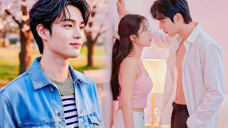 Ela se apaixona pelo garoto popular da escola, sem saber que ele é o crush da infância dela...