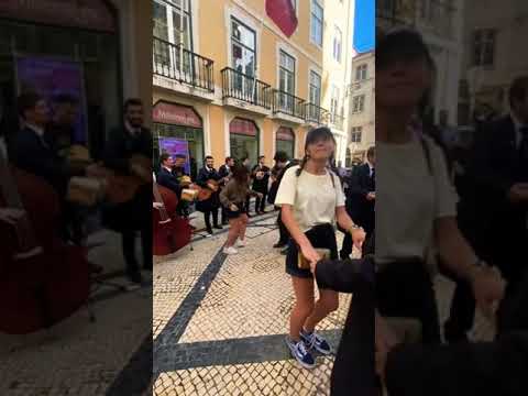 Dançar e Cantar nas Ruas de Lisboa Portugal- Rua Augusta #shorts #dancing #lisbon #travel