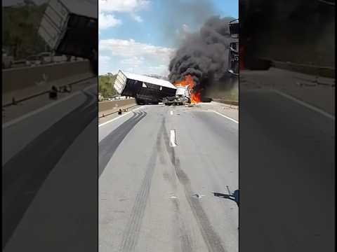 Acidente causa bloqueio total na Dutra e grande congestionamento em Pindamonhangaba