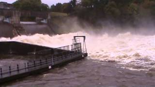 preview picture of video 'Pitlochry Dam Overflow - Tummel River Turns Into a Torrent'
