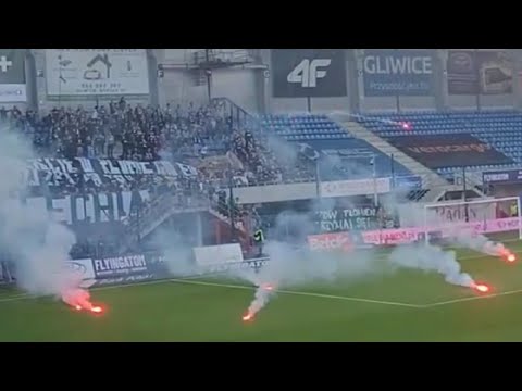 Przerwany mecz w Gliwicach. Kibice Lechii Gdańsk rzucają race na boisko |  27.05.2023