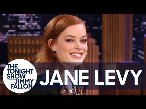 ジェーン・レヴィ、7年生の時にジミー・ファロンの祠を持っていたことを告白 (Jane Levy Confesses She Had a Jimmy Fallon Shrine in Seventh Grade)