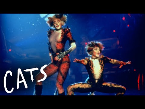 “Jellicle Songs for Jellicle Cats” [«Τζέλλικλ τραγούδια για Τζέλλικλ γάτες»]: η εναρκτήρια σκηνή της κινηματογραφημένης εκδοχής (1998) του Cats [Γάτες] (1981) του Andrew Lloyd Webber, σε αρχική σκηνοθεσία Trevor Nunn [Τρέβορ Ναν] και χορογραφία Gillian Lynne [Τζίλιαν Λυν], με αφετηρία το Old Possum’s Book of Practical Cats [Το βιβλίο του Γερο-Πόσσουμ για τις πρακτικές γάτες] του T. S. Eliot [Τ. Σ. Έλιοτ]. Η παραγωγή άνοιξε τον δρόμο για το μέγα-μιούζικαλ. Το χορωδιακό άνοιγμα δείχνει τον θίασο ως συλλογικό πρωταγωνιστή και τη σύμφυση λόγου, μέλους και κίνησης.