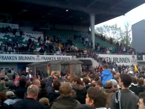 Fürth - St. Pauli 1:4 Aufstieg 02.05.2010 Feier auf dem Platz nach dem Spiel.avi
