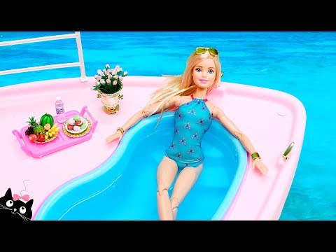 Barbie Ken y sus Hermanas se bañan en la Piscina del Barco Crucero - Vacaciones Barbie Cat Juguetes