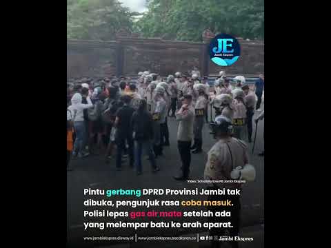 PINTU GERBANG DPRD JAMBI DITUTUP, GAS AIR MATA DITEMBAK