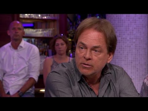 'Hij stak het mes zo in m'n nek'  - RTL LATE NIGHT