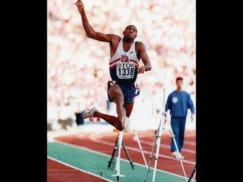 Mike Powell jumps 8.59 m and wins the title of WC second time in a row in Stuttgart, Germany 1993.