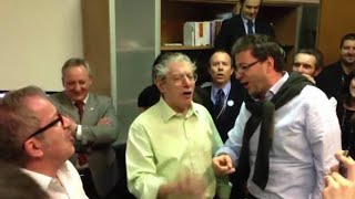 Bossi festeggia la vittoria di Maroni cantando a squarciagola il «Va pensiero»