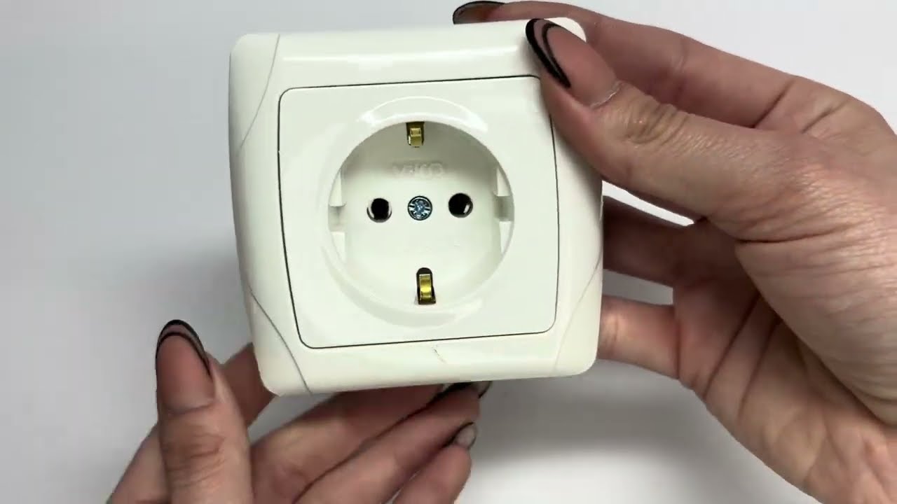 Розетка одинарная с/з VIKO Carmen белая 90561008