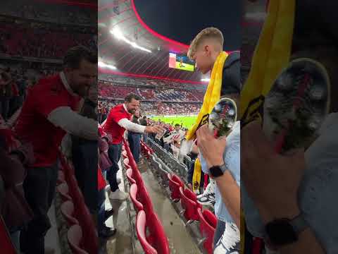 Was machen die denn? Damit hätte Bayern-Verteidiger Laimer sicher nicht gerechnet.
