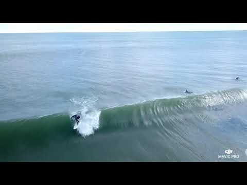 Drone erfaasst Surfer a gutt Wellen am Spring Lake