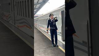 Download lagu Kondektur meniup peluit tanda kereta api siap berangkat #keretaapi #masinis mp3 Download lagu Kondektur meniup peluit tanda kereta api siap berangkat #keretaapi #masinis mp3