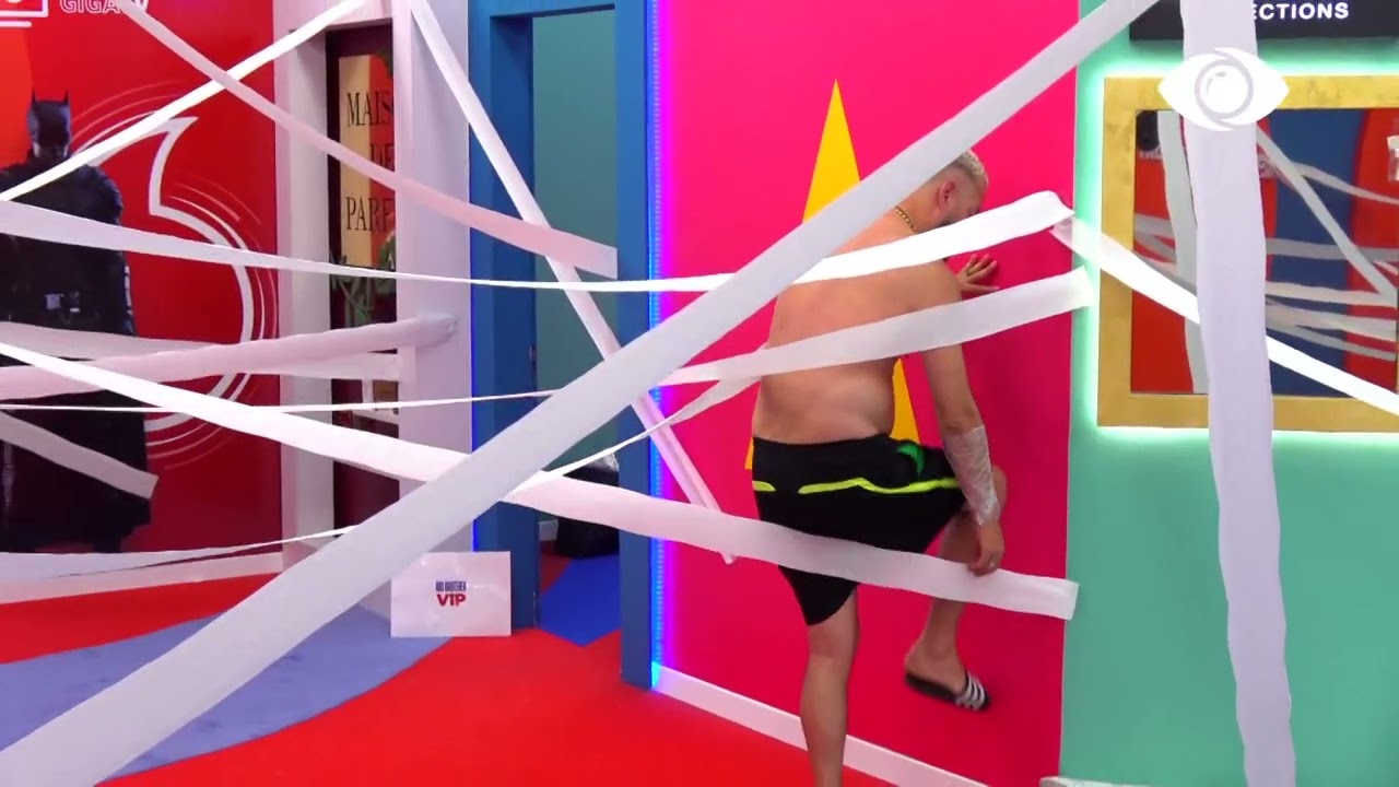 Luizi heq letrat higjienike për të shkuar në tualet