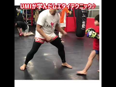 ジャブを受けてカウンターのパンチからローキックへの繋ぎ