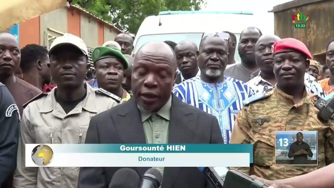 Goursounté Hein ressortissant du Djôro, apporte du matériel médical et des motos à sa localité