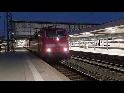 Ausfahrt einer Br 111 aus München Hbf mit Lichtgruß