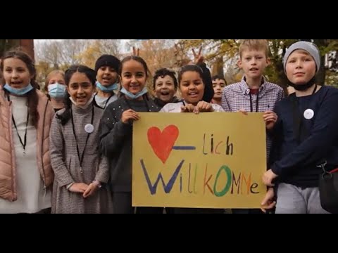 Kinder aus der GBS Hasselbrook/Tilemann-Hort befragen Sozialsenatorin Melanie Leonhard