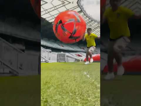 A BOLA GIGANTE QUASE PASSOU POR CIMA DE MIM! #shorts