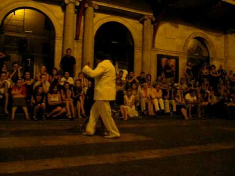  María del Carmen Romero  and  Jorge Dispari  are  dancing  to  the  milonga  "  Cacareando  "