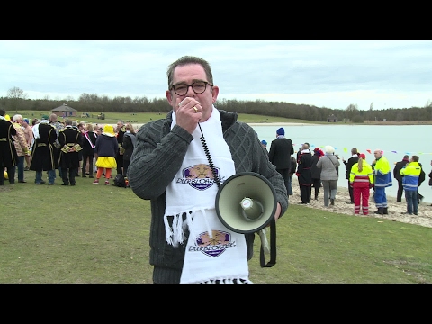 Tientallen namen een ijskoude carnavalsduik in Helmond