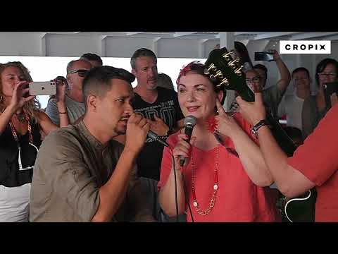 Marko Tolja pjeva pjesme Olivera Dragojevića na trajektu