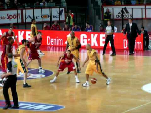 Lottomatica Virtus Roma-Sutor Premiata Montegranaro - Primoz Brezec vs Brandon Hunter