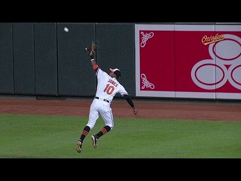 TOR@BAL: Jones races to make a leaping grab in center