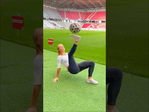I got crazy with that ball ⚽️⚽️🔥🔥 #aguska #freestylefootball #soccermoves #girlpower #soccerskills