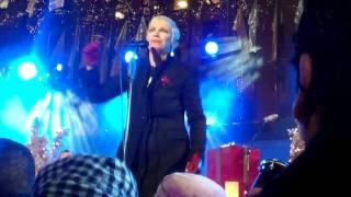 Annie Lennox @ Rockerfeller Center / "God Rest Ye Merry Gentlemen"