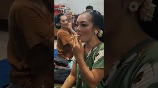 Download lagu cewek cantik perokok mp3