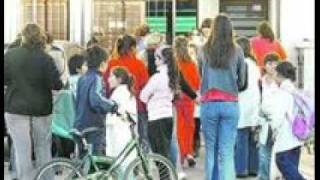 EN LAS PUERTAS DEL COLEGIO