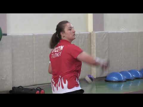 Milli badmintoncu Bengisu, olimpiyat kotası için sıkı çalışıyor - ERZİNCAN