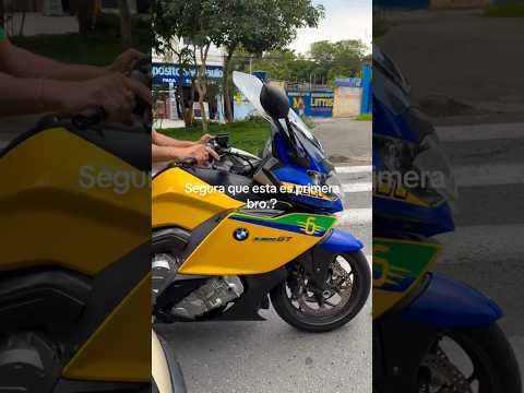 Esa moto deportiva debería estar en un aeropuerto no en las calles.