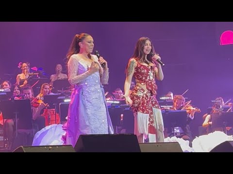 Isabel Pantoja y Naiara (OT) cantando "Garlochí" (Wizink Center - 13/4/2024)