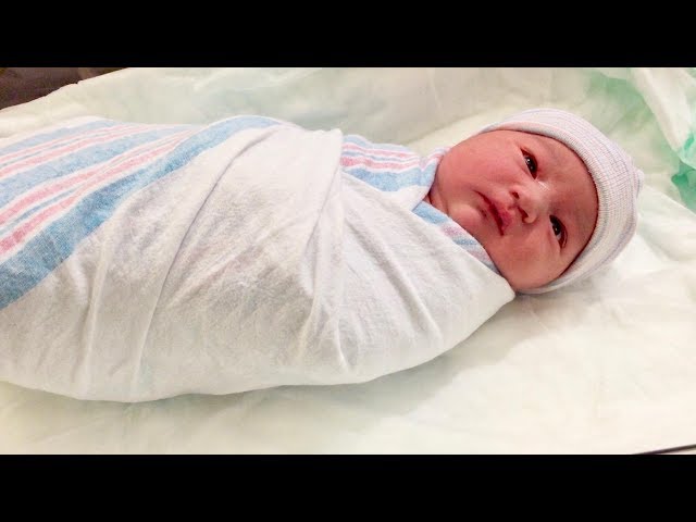 Video Teaser für How to Swaddle a Baby / Swaddle a Newborn Baby 3 Easy Ways