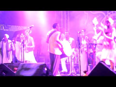 Naná Vasconcelos com o Grupo Batucafro - Pátio de São Pedro - Recife/PE - 10/02/2013 (1)