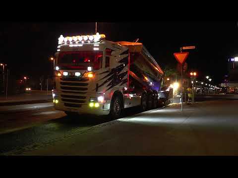 Scania lastbilar levererar Asfalt till  Österväg 25 Okt 2018
