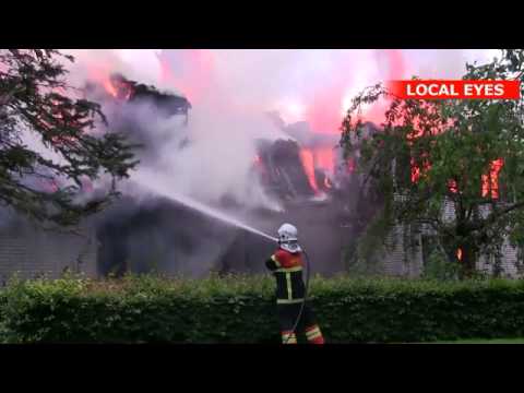 Lynnedslag: Stråtækt hus i flammer ved Køge