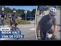 Biden krijgt schoen niet los en valt van fiets