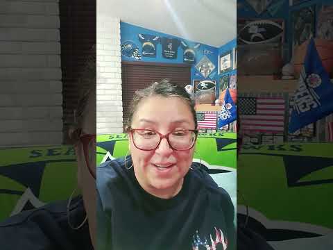 Review on De LA Rosa peanut candy covered chocolate Mexican candy yay or nay! 🤔🤔🤔