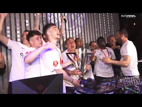 Farul Constanța campioană - Hagi a dansat și a cântat alături de fotbaliști, la petrecerea de titlu