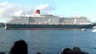 preview picture of video 'QE2 and Queen Victoria in Sydney'