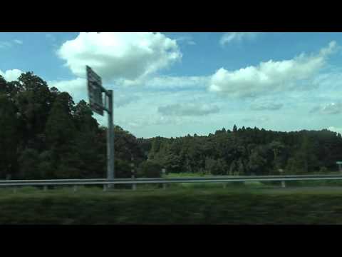 Ventana de la línea ascendente de la autopista Higashi-Kanto que corre cerca de Daiei