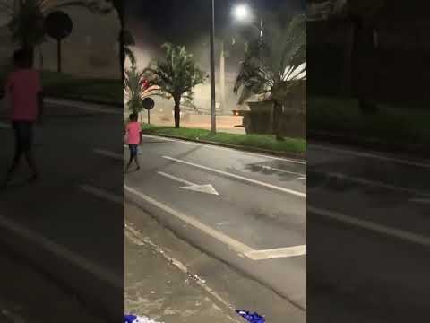 Caminhão derruba passarela em Linhares.